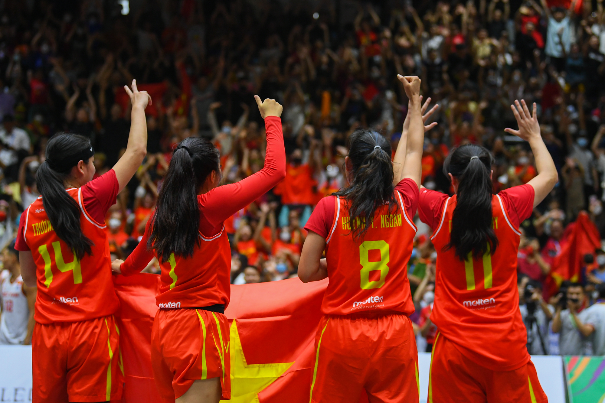 Bóng rổ Việt Nam tạo nên lịch sử với 2 tấm huy chương bạc tại SEA Games 31 - Ảnh 10.