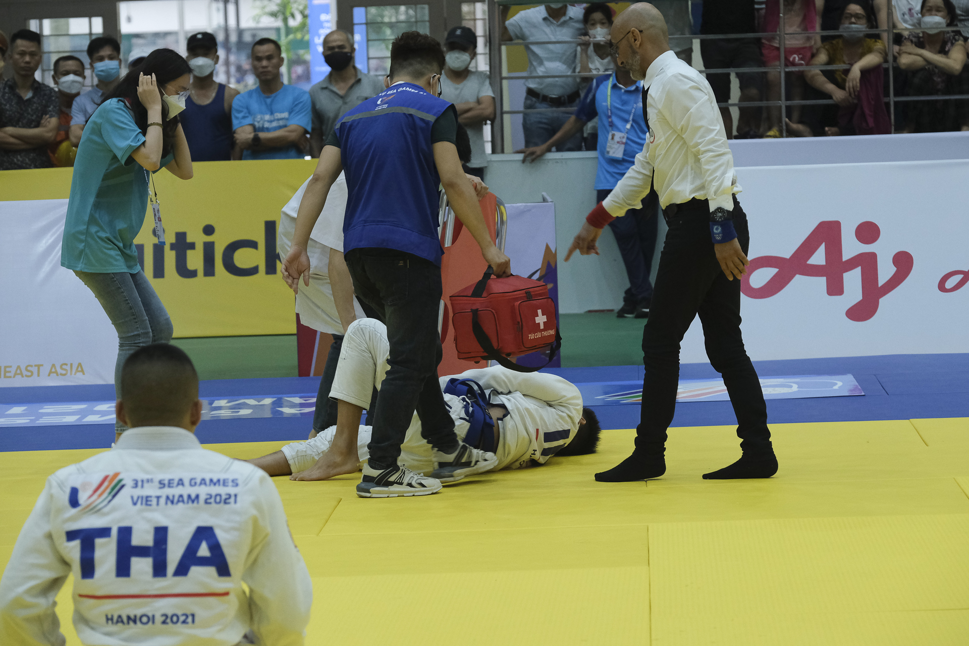Võ sĩ Indonesia rời sàn bằng cáng tại bán kết Jiu Jitsu SEA Games 31 - Ảnh 2.