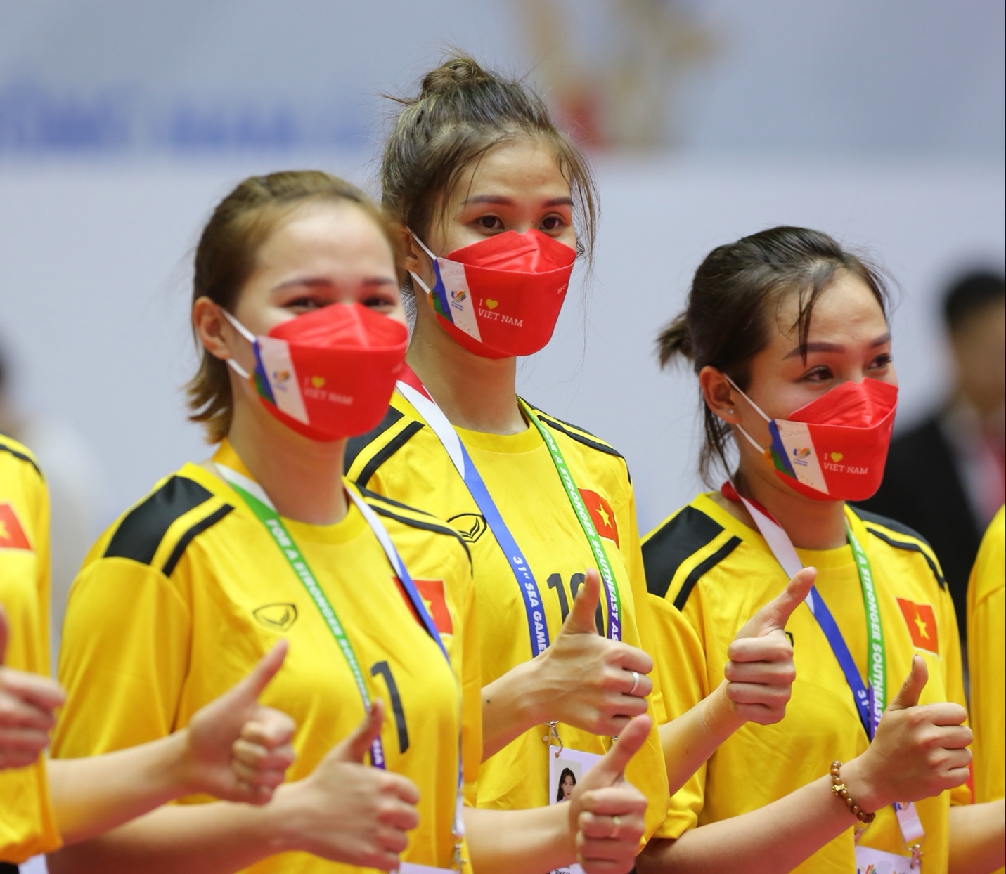 Giành huy chương vàng nhảy xa, VĐV Nguyễn Tiến Trọng cầu hôn bạn gái đội tuyển cầu mây - Ảnh 2.