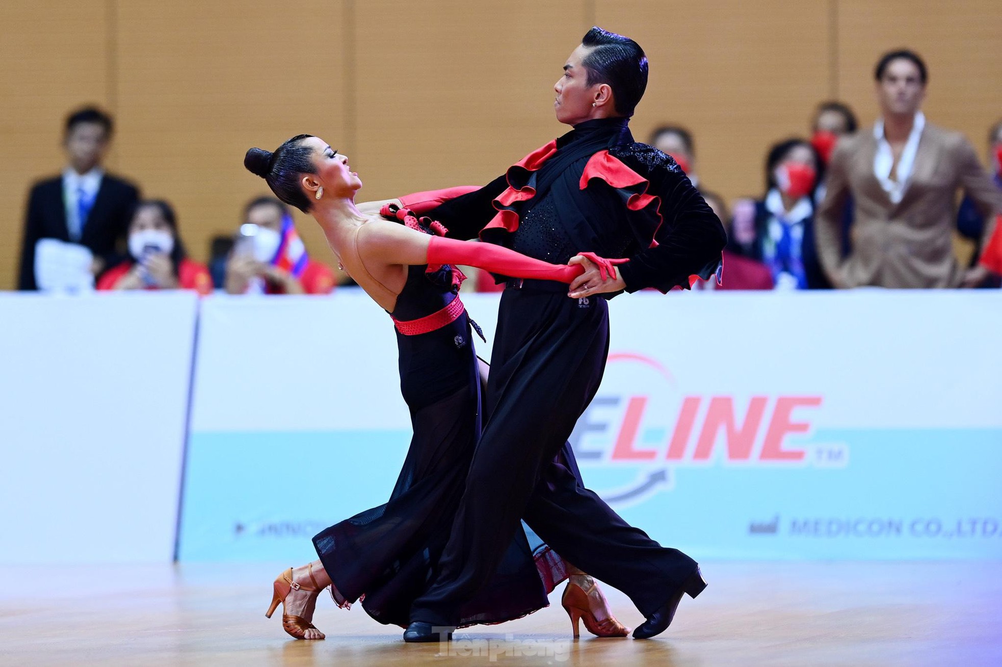 Watch the mesmerizing dance that helped Dancesport Vietnam win 5 gold medals at the 31st SEA Games - Photo 5.