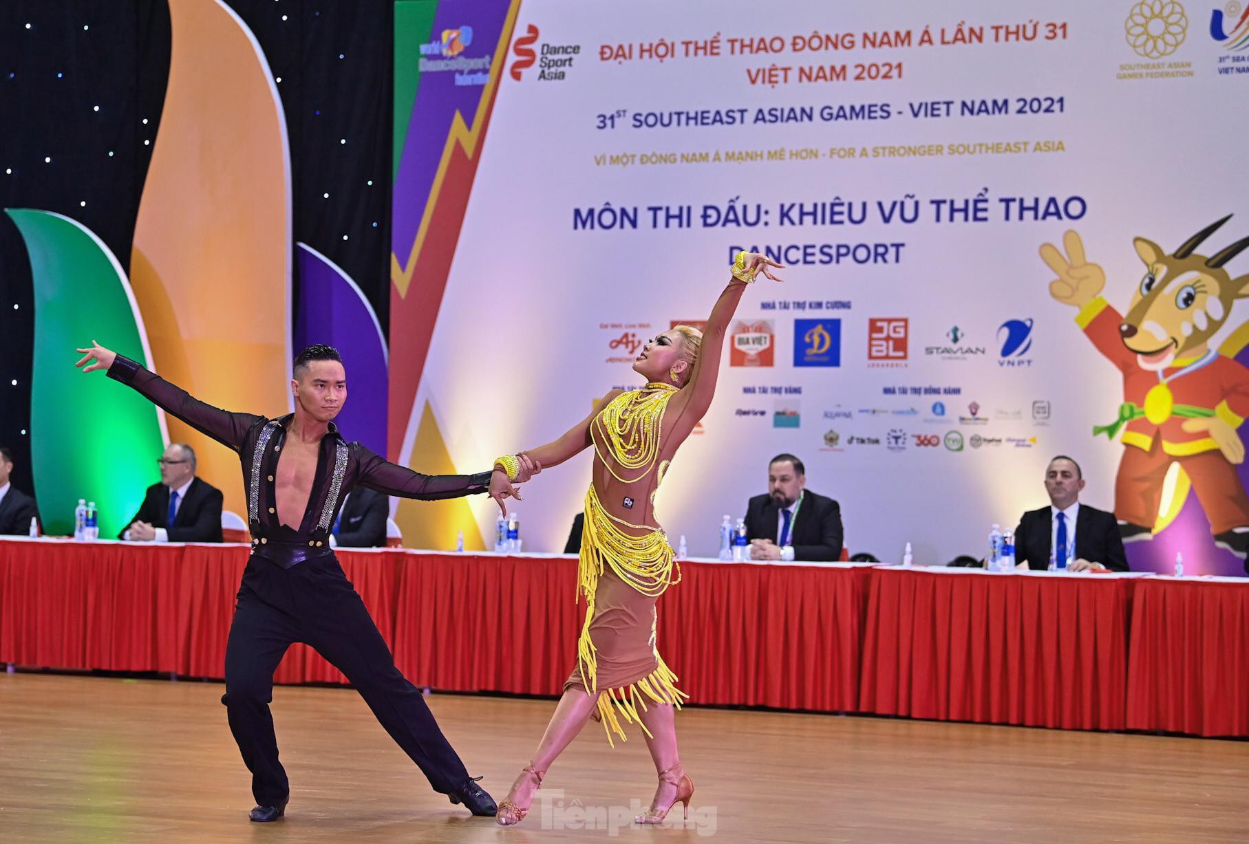 Watch the mesmerizing dance that helped Dancesport Vietnam win 5 gold medals at the 31st SEA Games - Photo 1.