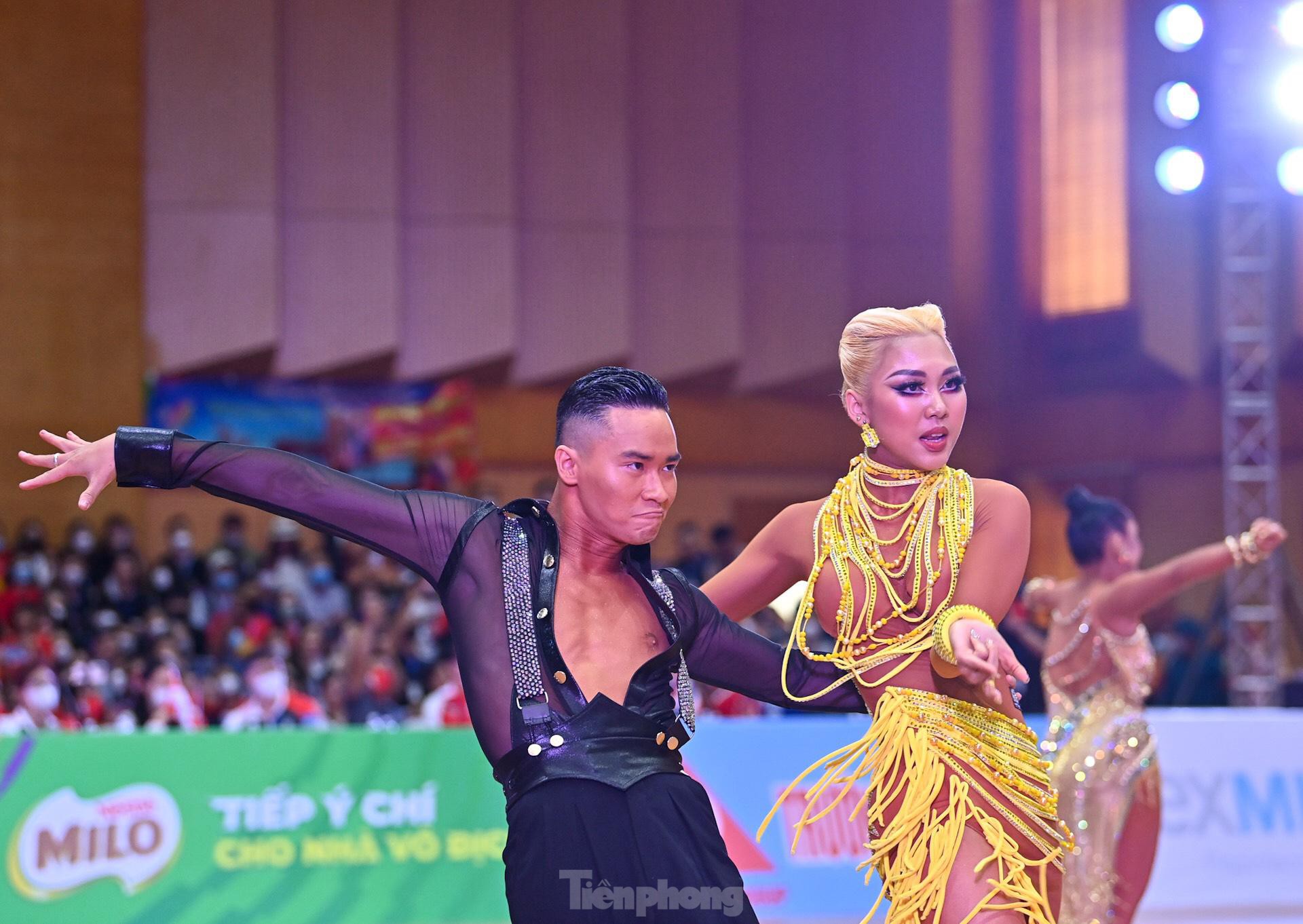 Watch the mesmerizing dance that helped Dancesport Vietnam win 5 gold medals at the 31st SEA Games - Photo 2.