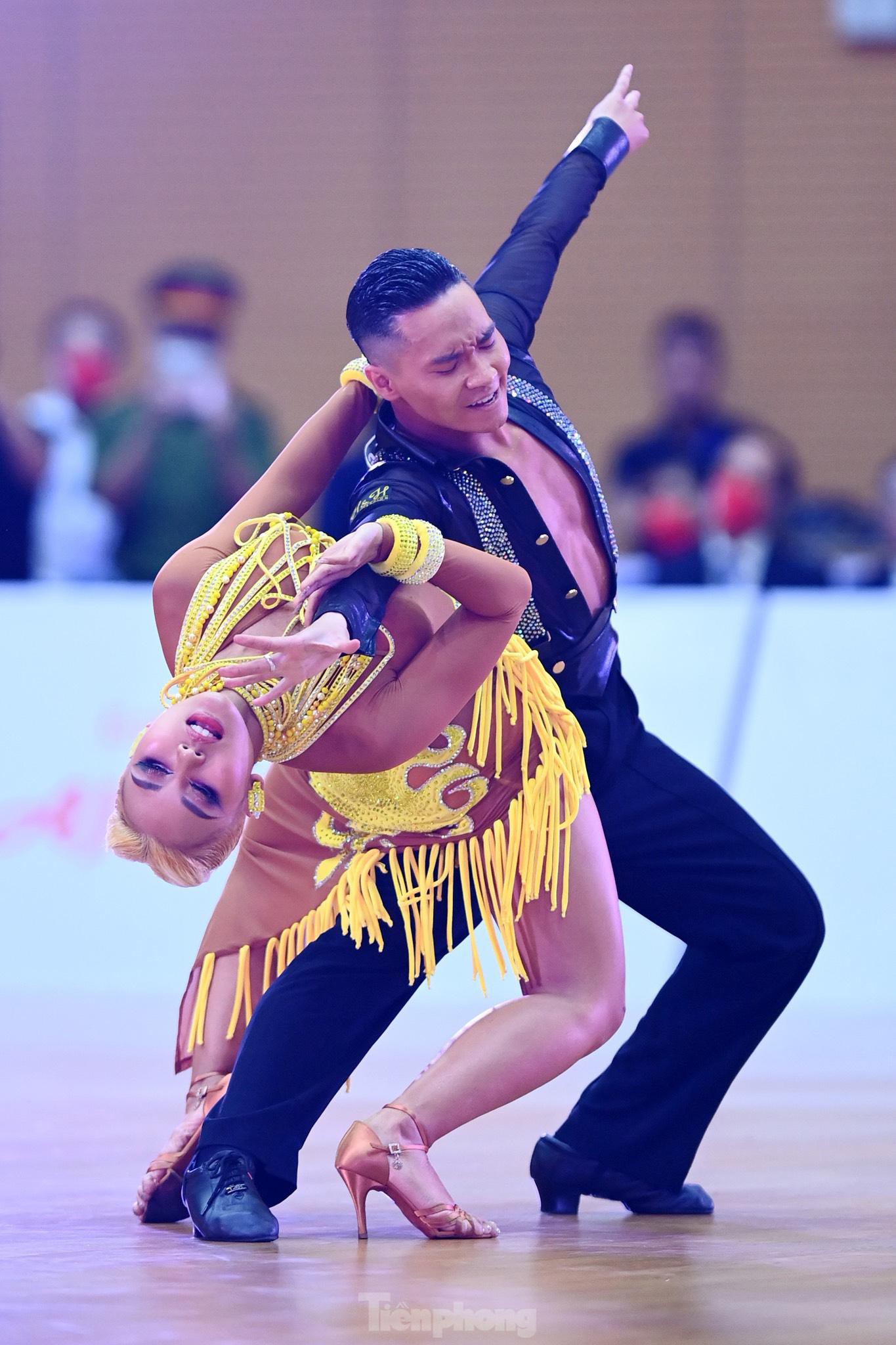 Watch the mesmerizing dance that helped Dancesport Vietnam win 5 gold medals at the 31st SEA Games - Photo 3.