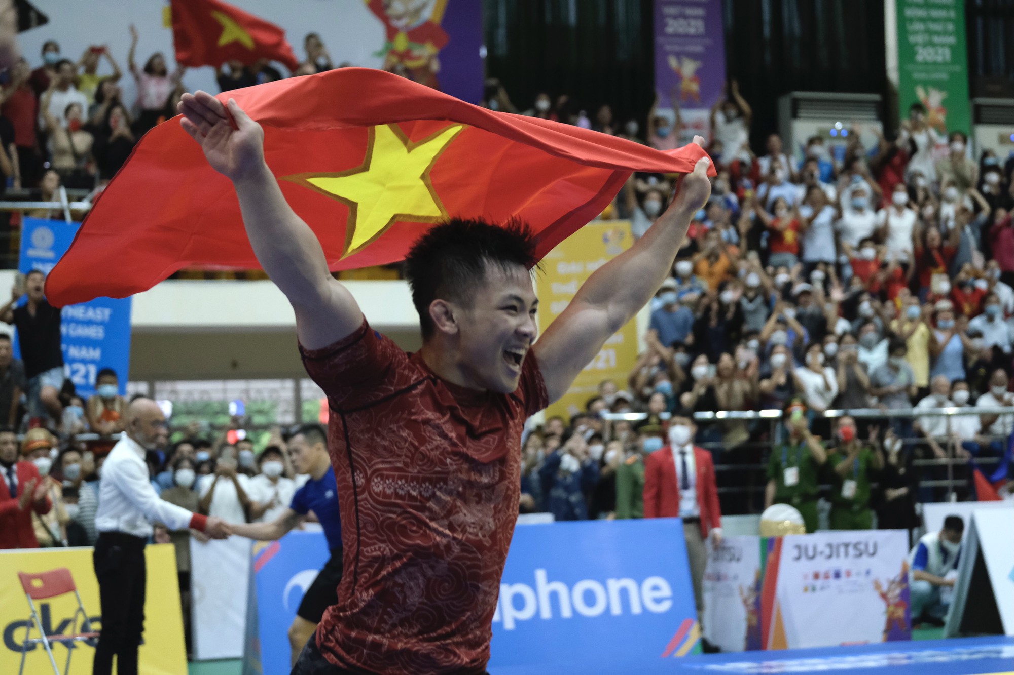 Đào Hồng Sơn mang quốc kỳ chạy quanh nhà thi đấu để chia vui cùng khán giả