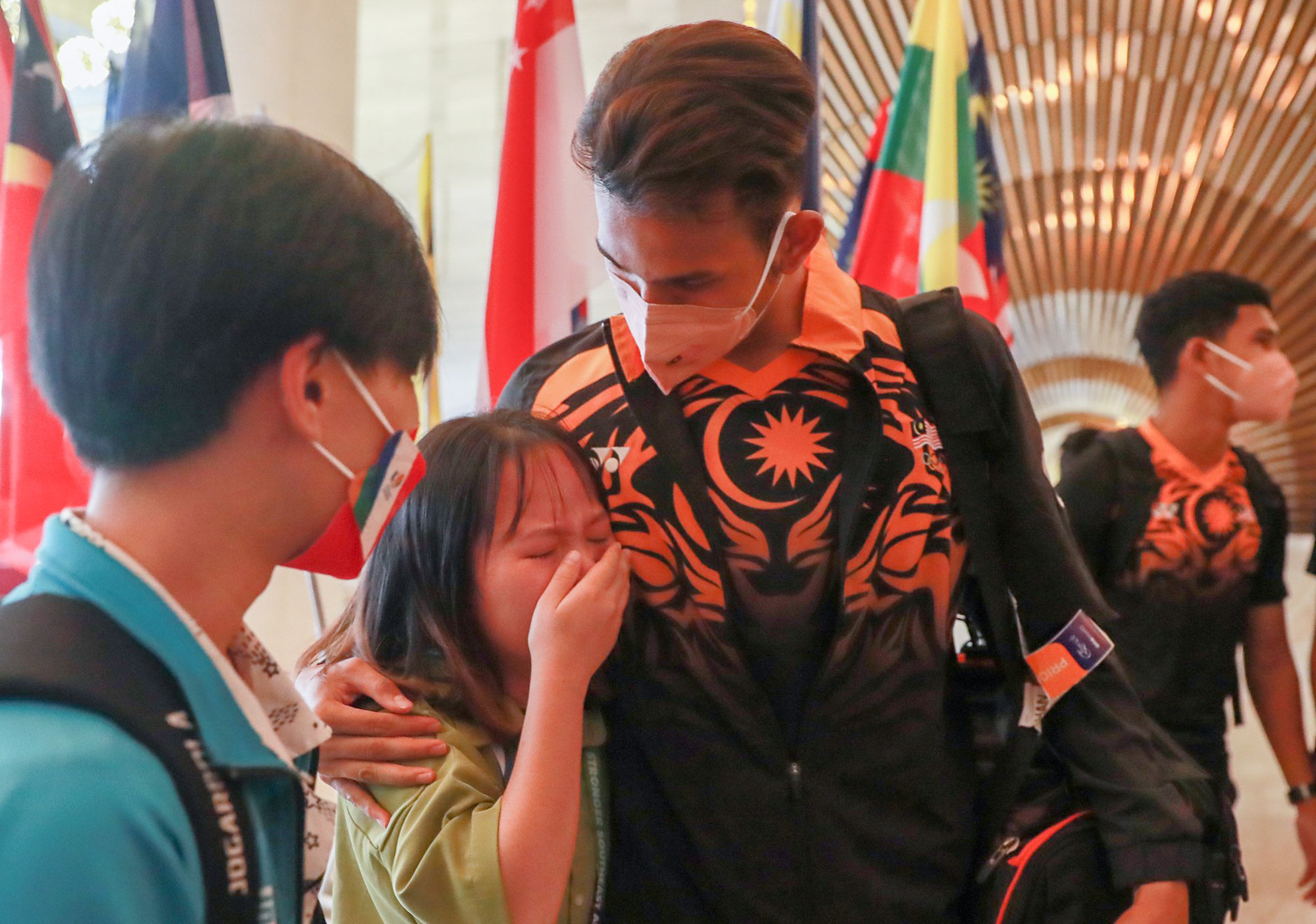 Tình bạn đẹp ở SEA Games 31: Nữ CĐV dạy trung vệ Thái Lan nói yêu bằng tiếng Việt - Ảnh 3.