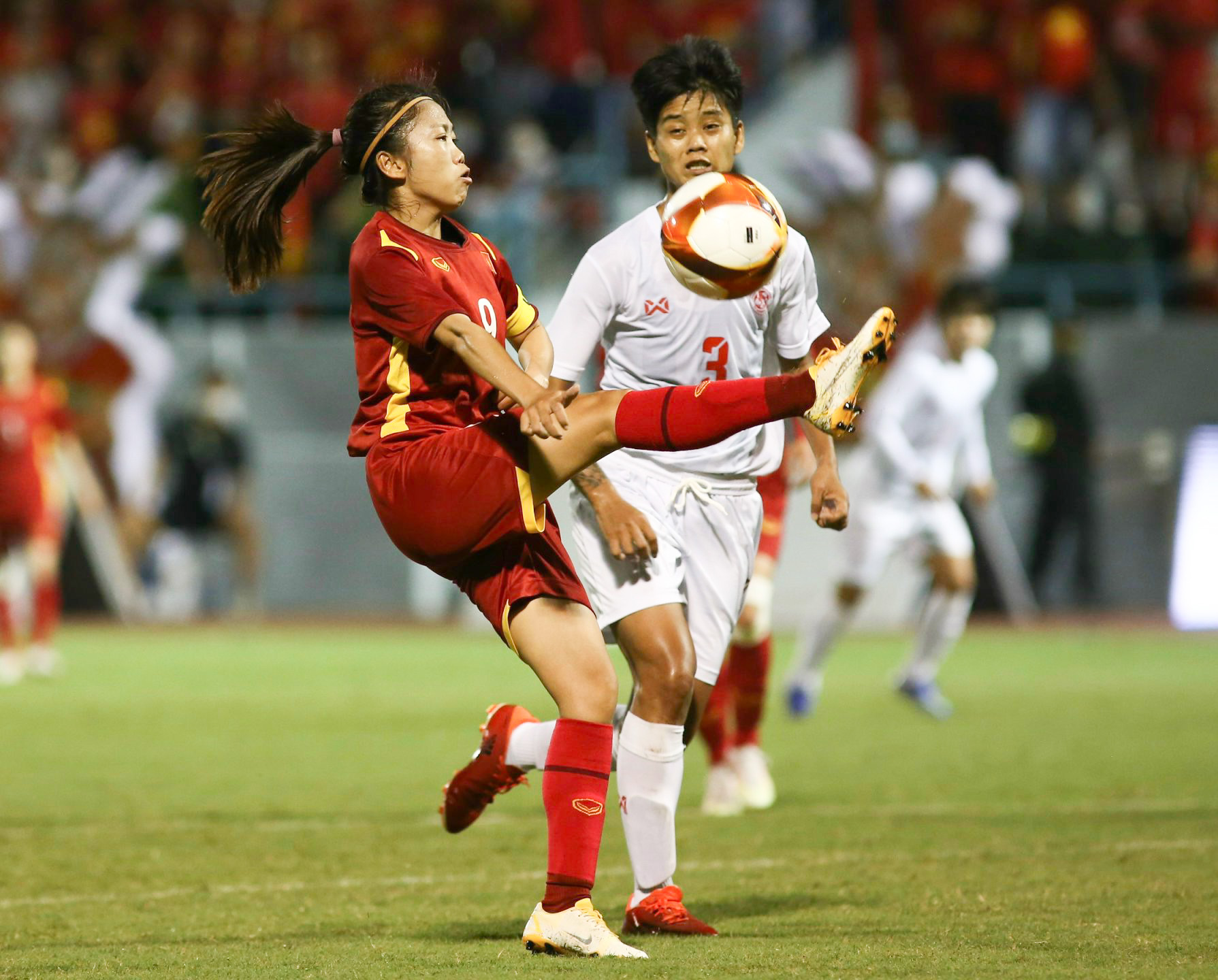 Bích Thuỳ dũng cảm lấy người chắn bóng, đội tuyển nữ Việt Nam giành vé vào chung kết SEA Games 31 - Ảnh 4.