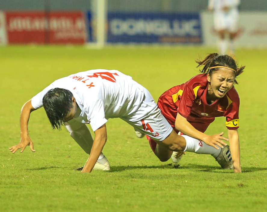 Bích Thuỳ dũng cảm lấy người chắn bóng, đội tuyển nữ Việt Nam giành vé vào chung kết SEA Games 31 - Ảnh 5.