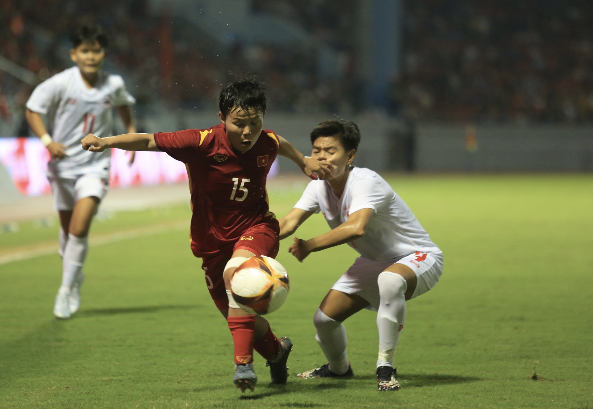 Bích Thuỳ dũng cảm lấy người chắn bóng, đội tuyển nữ Việt Nam giành vé vào chung kết SEA Games 31 - Ảnh 7.