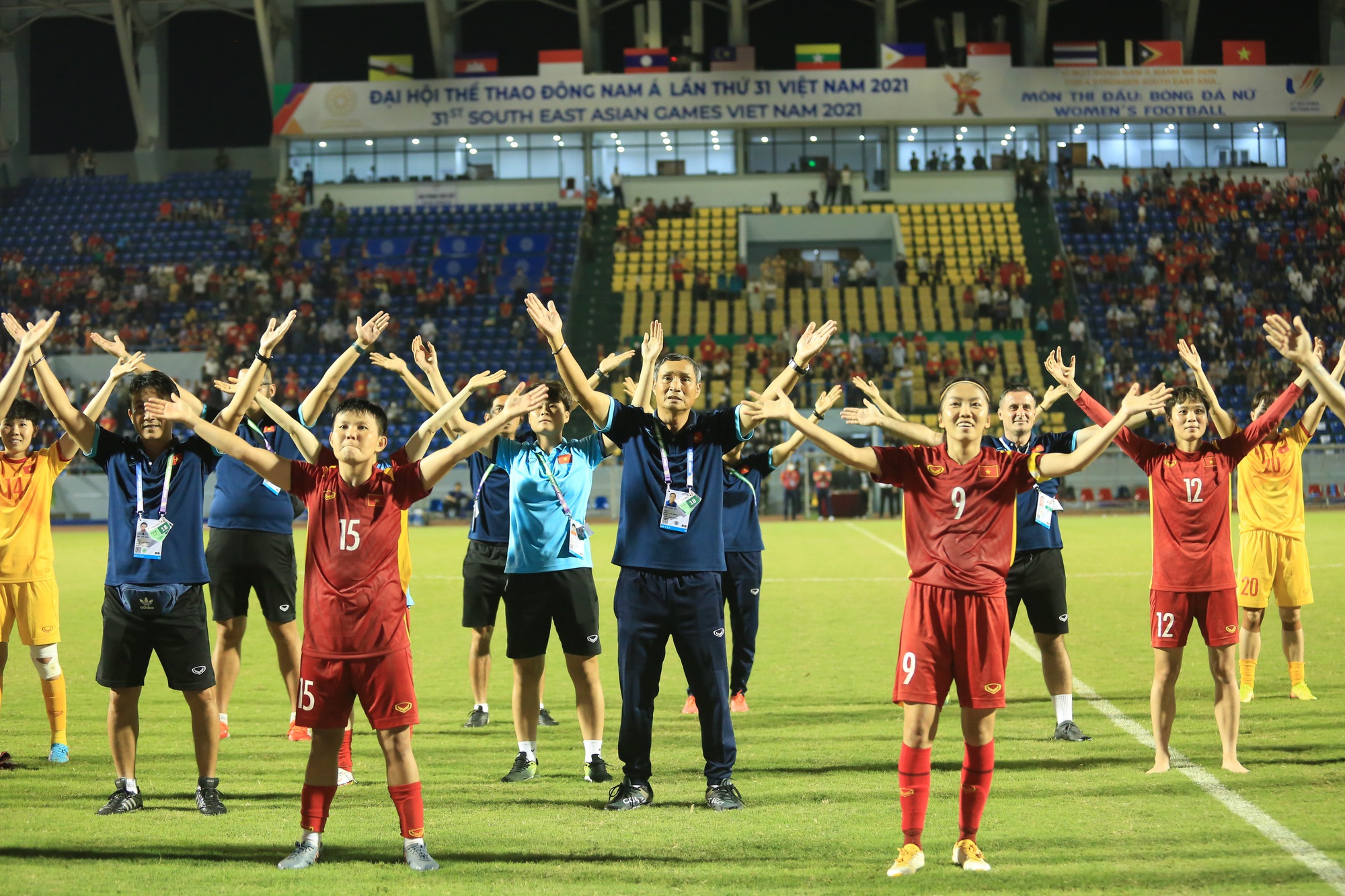 Bích Thuỳ dũng cảm lấy người chắn bóng, đội tuyển nữ Việt Nam giành vé vào chung kết SEA Games 31 - Ảnh 1.