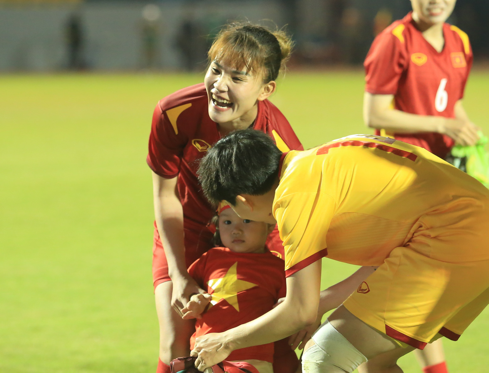 Bích Thuỳ dũng cảm lấy người chắn bóng, đội tuyển nữ Việt Nam giành vé vào chung kết SEA Games 31 - Ảnh 10.