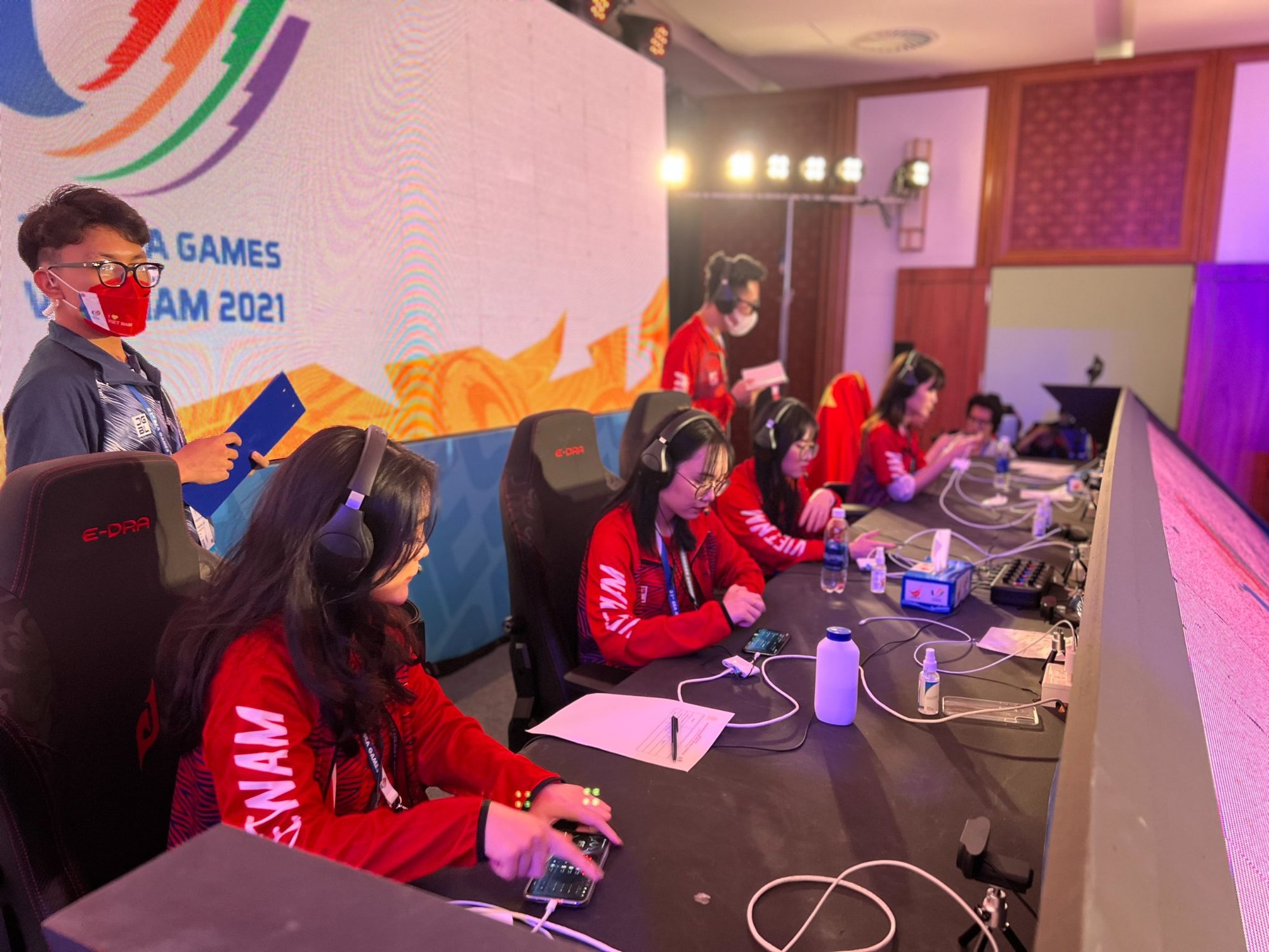 Khép lại giấc mơ vàng tại SEA Games 31, tuyển Tốc Chiến nữ Việt Nam khẳng định sẽ “phục thù trong tương lai - Ảnh 2.