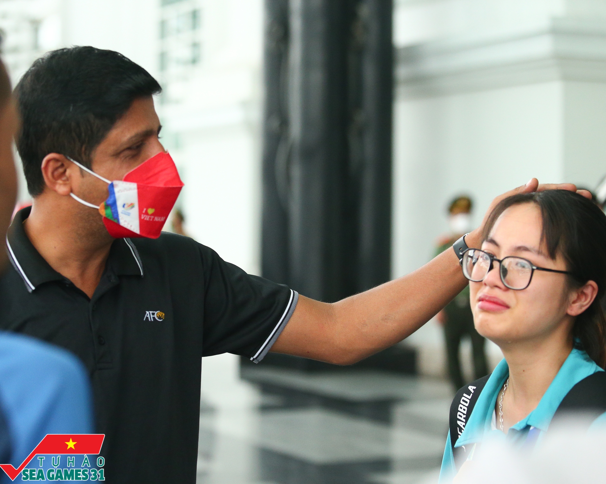 Tình bạn đẹp ở SEA Games 31: Nữ CĐV dạy trung vệ Thái Lan nói yêu bằng tiếng Việt - Ảnh 4.