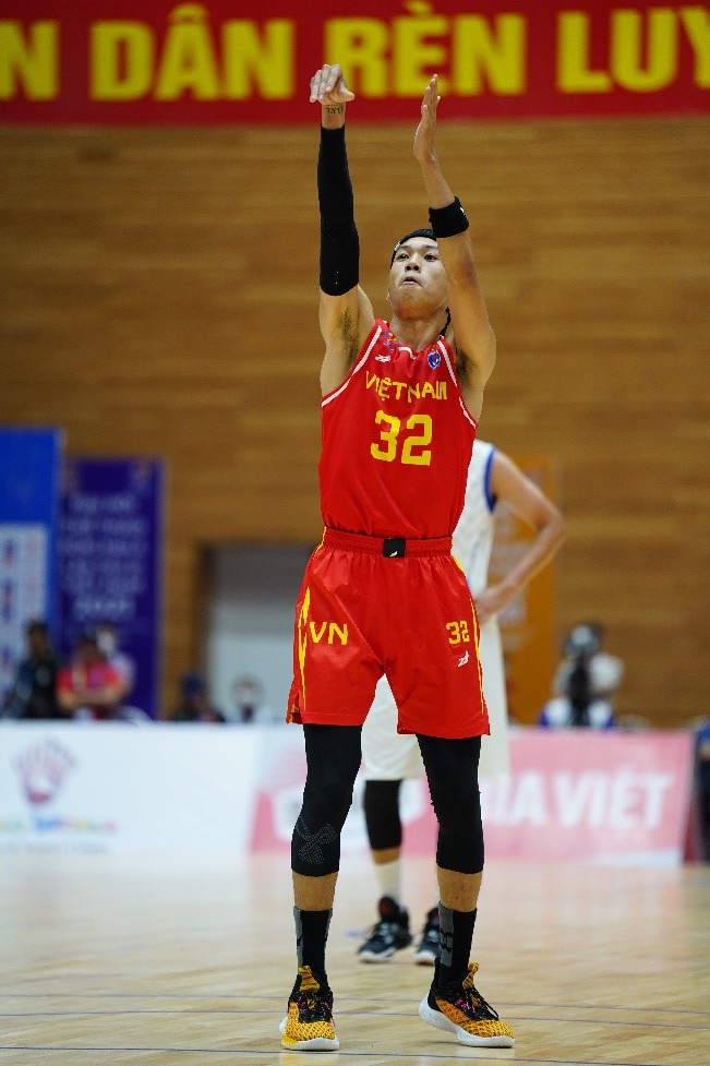 Sang Dinh wearing Curry Flow 9 sneakers at the 31st SEA Games 'Bloody' - Photo 4.