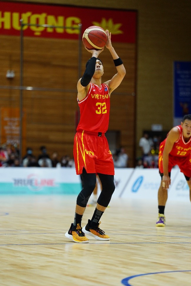 Sang Đinh “máu lửa” tại SEA Games 31 với bộ đôi sneaker Curry Flow 9 - Ảnh 1.