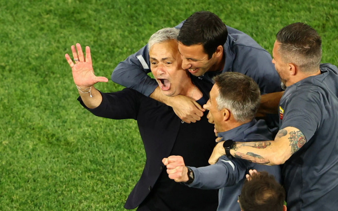 Mourinho khóc nức nở khi giúp AS Roma đăng quang Conference League - Ảnh 3.