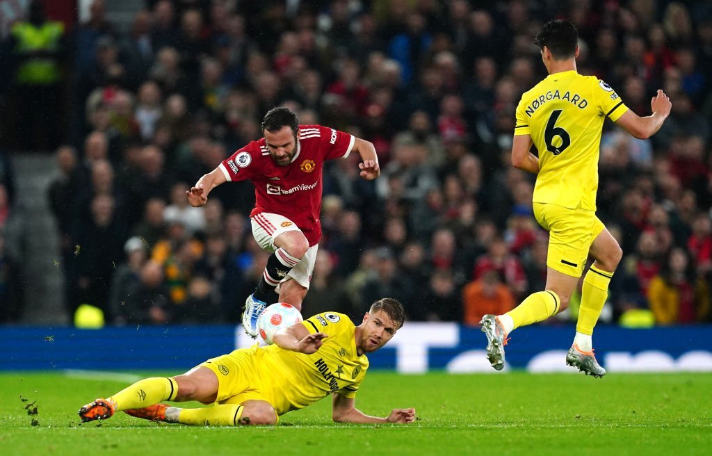 Ronaldo tỏa sáng, MU thắng tưng bừng trong ngày Old Trafford chia tay các công thần - Ảnh 4.