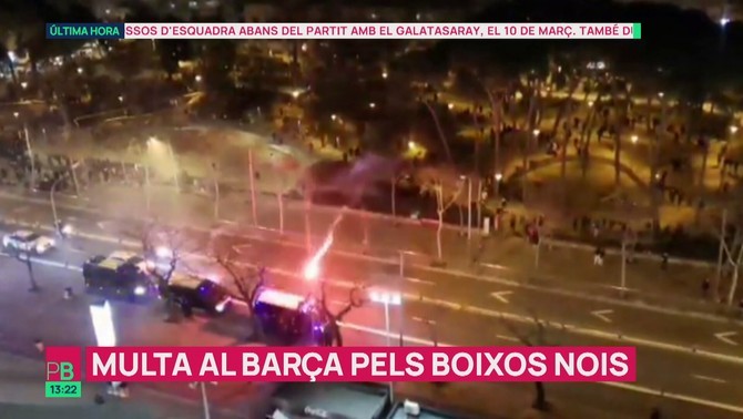 Barca bị phạt hơn 240 triệu đồng vì để CĐV ném pháo vào xe cảnh sát - Ảnh 2.
