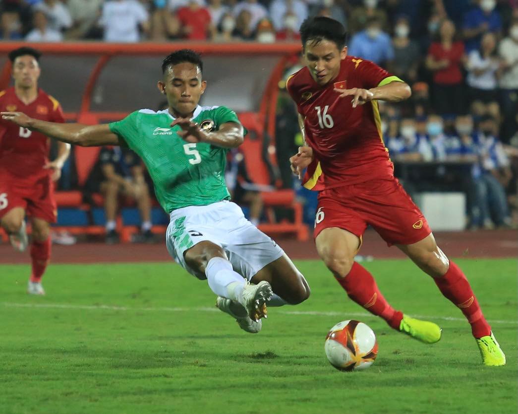 Đỗ Hùng Dũng vẩy má vô cùng đẳng cấp, nhân đôi cách biệt cho U23 Việt Nam - Ảnh 2.