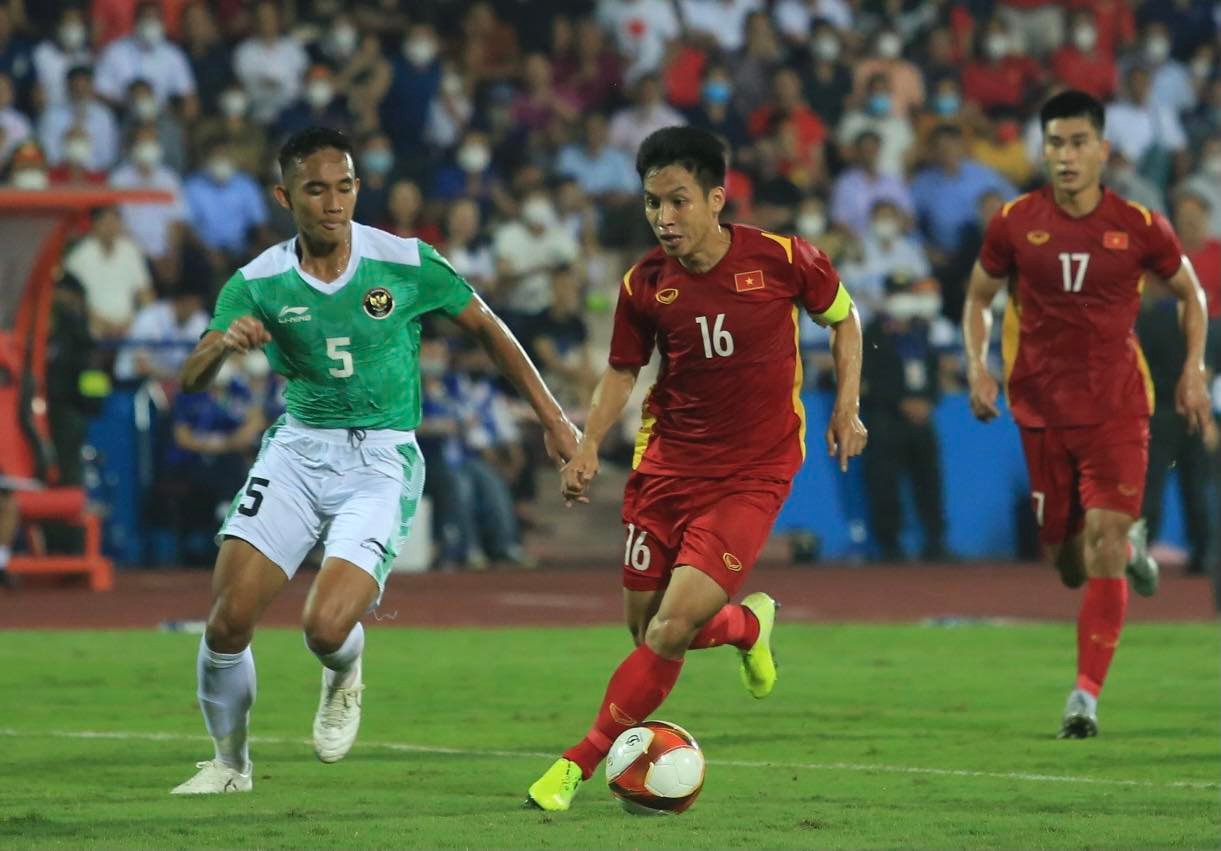 Đỗ Hùng Dũng vẩy má vô cùng đẳng cấp, nhân đôi cách biệt cho U23 Việt Nam - Ảnh 1.