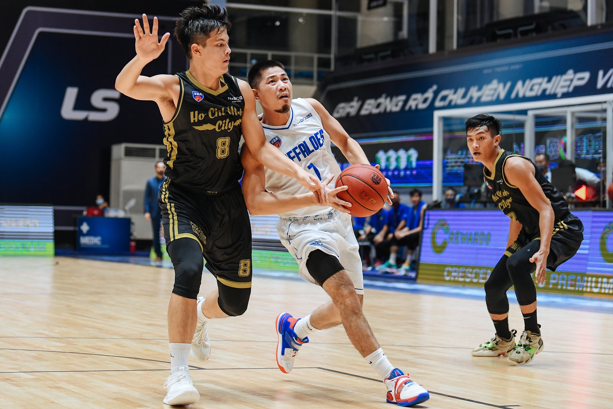 VBA 2022: Hanoi Buffaloes kéo dài mạch thắng lên con số 12 trước Hochiminh City Wings? - Ảnh 1.