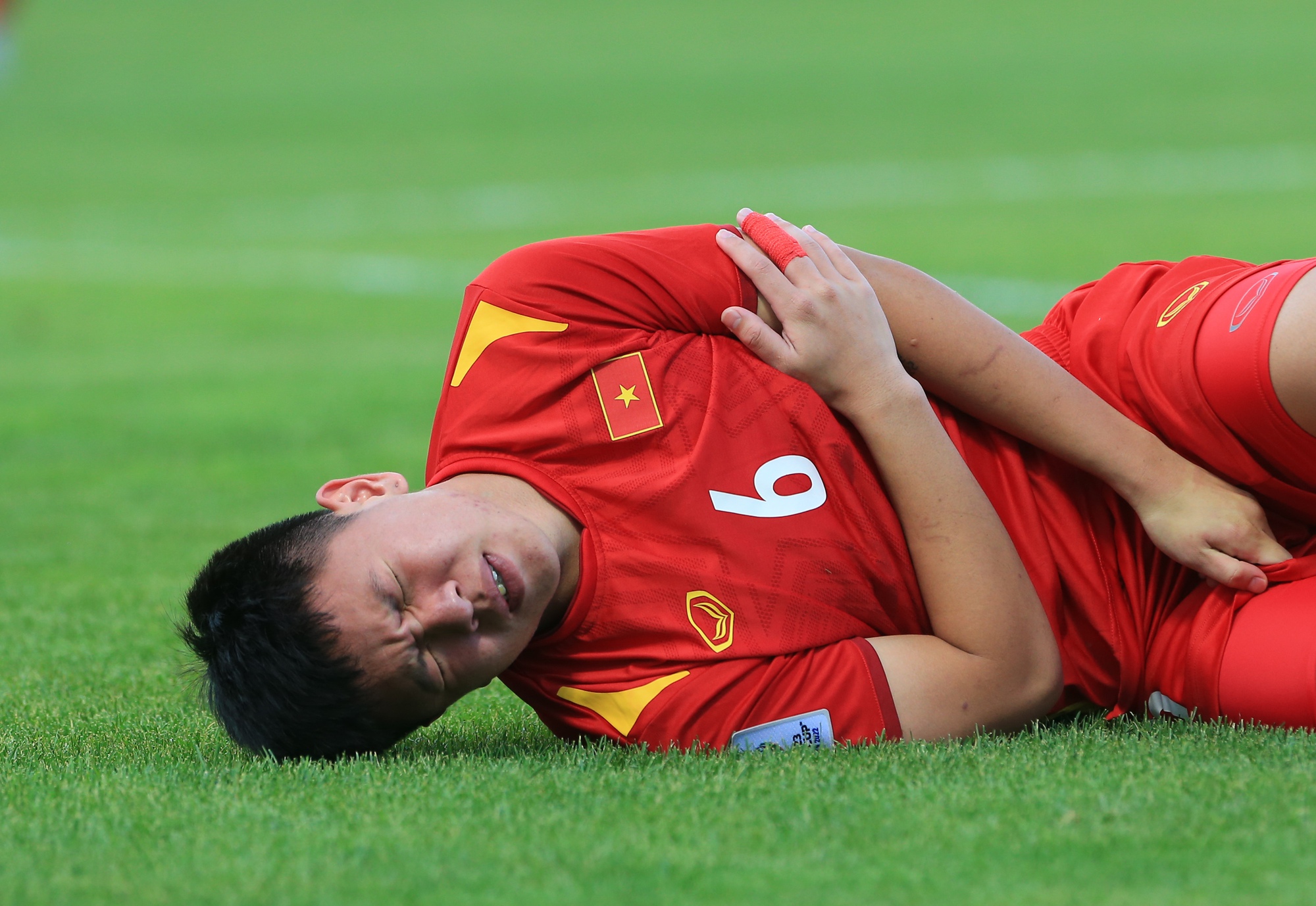 Rare: Vietnam U23 player suffers dull pain at Asian U23 Championships, a week later he discovers a broken rib - photo 1.
