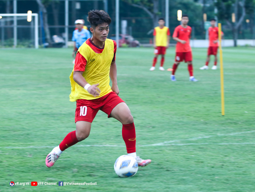 U19 Việt Nam rèn bài tấn công trong buổi tập thứ hai tại Indonesia - Ảnh 5.