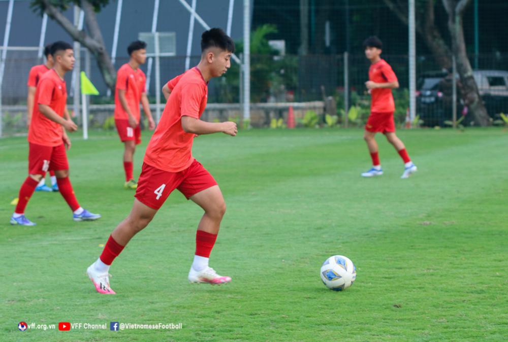 U19 Việt Nam rèn bài tấn công trong buổi tập thứ hai tại Indonesia - Ảnh 4.
