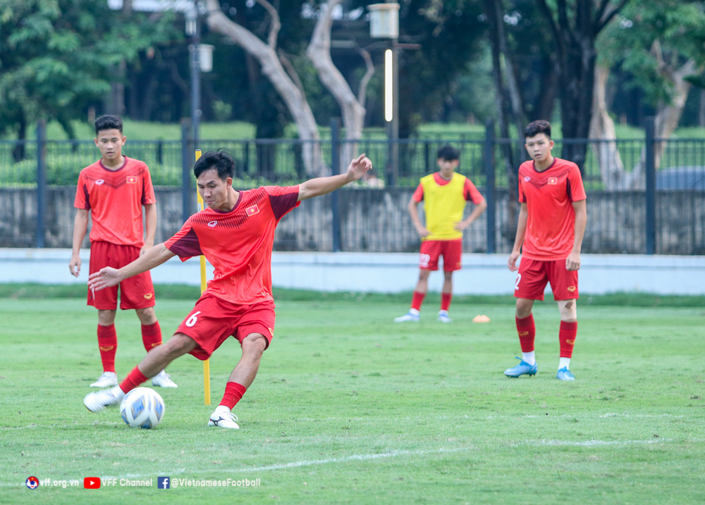 U19 Việt Nam rèn bài tấn công trong buổi tập thứ hai tại Indonesia - Ảnh 3.