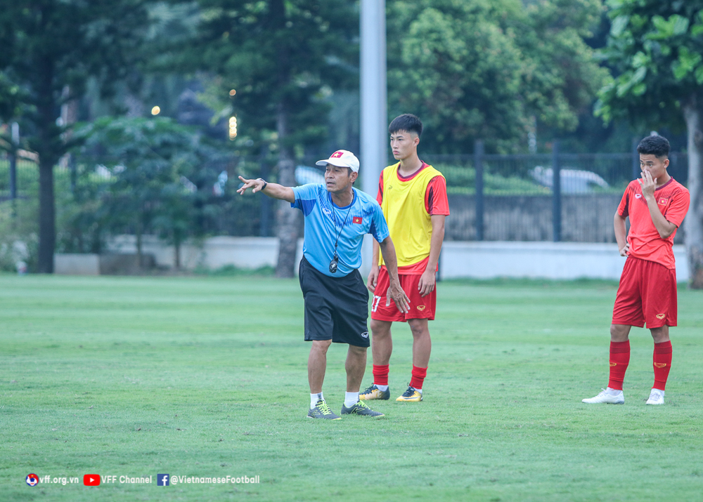 U19 Việt Nam rèn bài tấn công trong buổi tập thứ hai tại Indonesia - Ảnh 1.