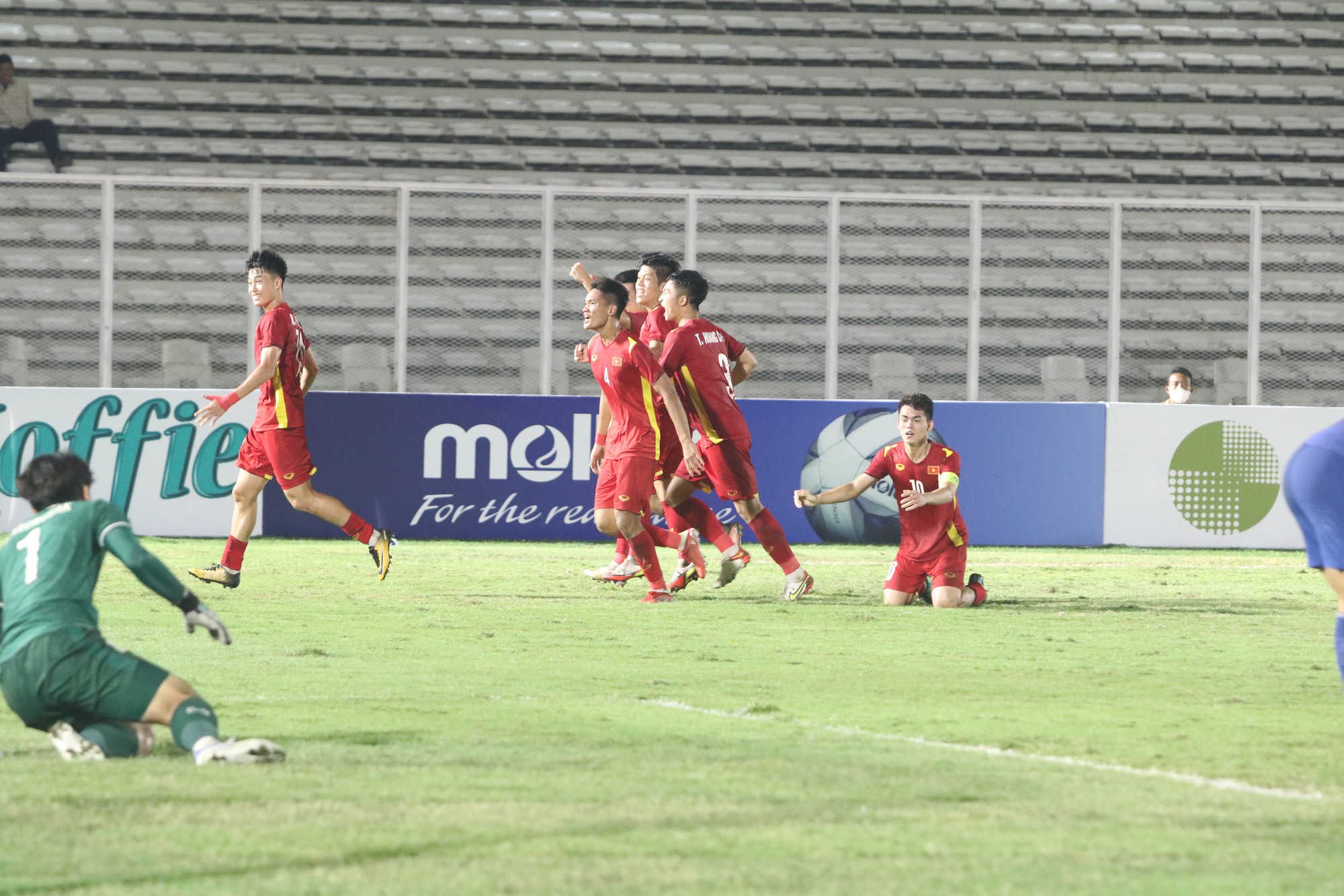 U19 Việt Nam và Thái Lan dắt tay nhau vào bán kết, chủ Indonesia thắng 5-1 vẫn bị loại cay đắng - Ảnh 3.