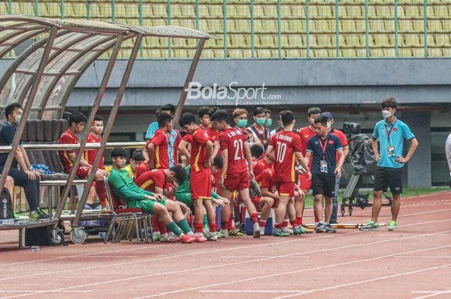 Báo Indonesia hả hê với U19 Việt Nam: Sân không người vẫn thấy áp lực! - Ảnh 1.