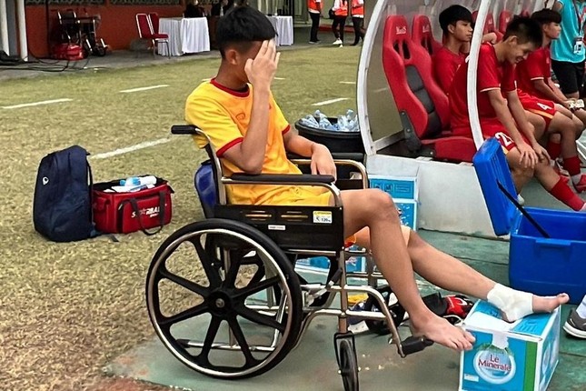 Thủ môn U16 Việt Nam phải ngồi xe lăn sau trận thắng U16 Thái Lan - Ảnh 1.