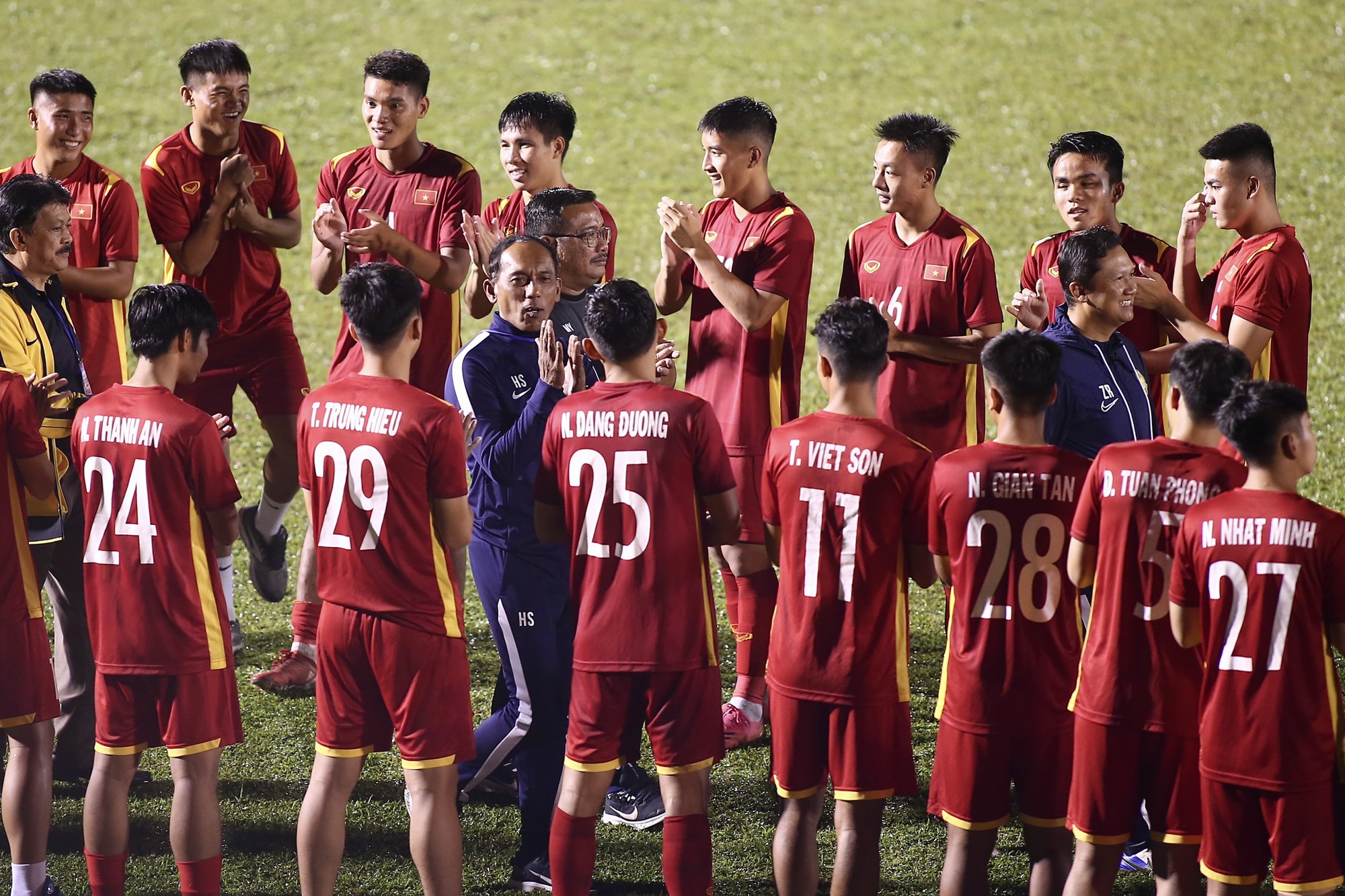 U19 Việt Nam có hành động fair-play với Thái Lan và Malaysia - Ảnh 2.
