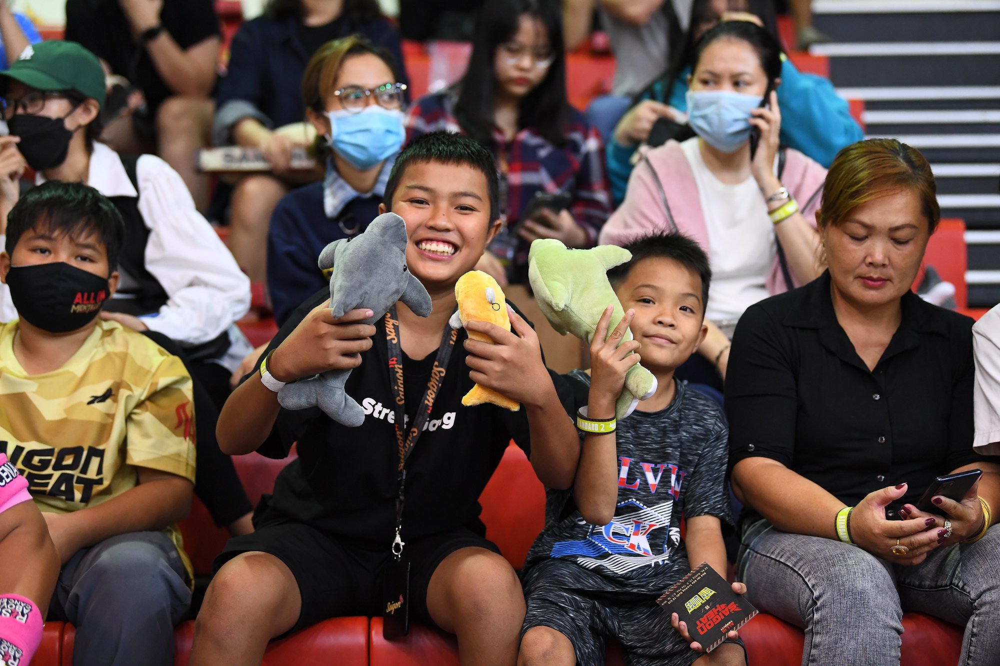 Đến CIS xem bóng rổ, khán giả được tặng &quot;một vé về tuổi thơ&quot; với &quot;Cơn mưa thú bông&quot; của Saigon Heat - Ảnh 6.