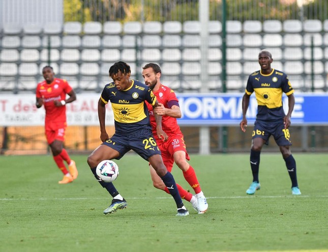 HLV của Pau FC bị đối thủ 'thách thức' - Ảnh 1.