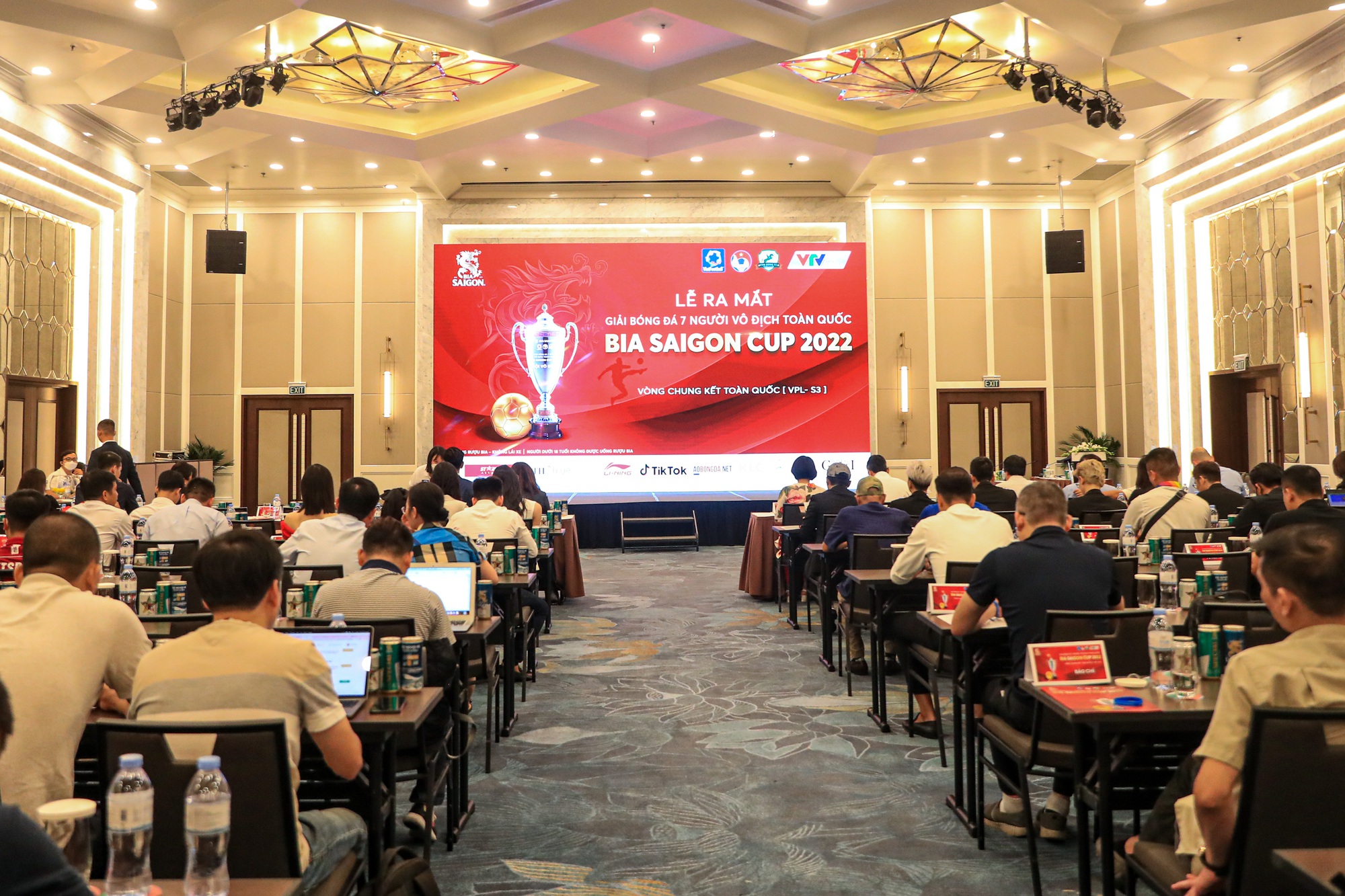 Giải bóng đá 7 người: Đội vô địch sẽ có cơ hội đá 'so tài' cùng với đội tuyển Việt Nam - Ảnh 1.