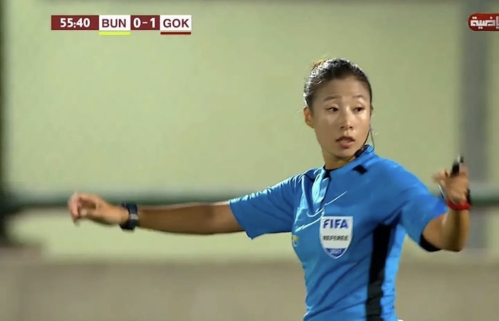 Nhan sắc trọng tài nữ điều khiển trận đấu có U20 Việt Nam - Ảnh 1.