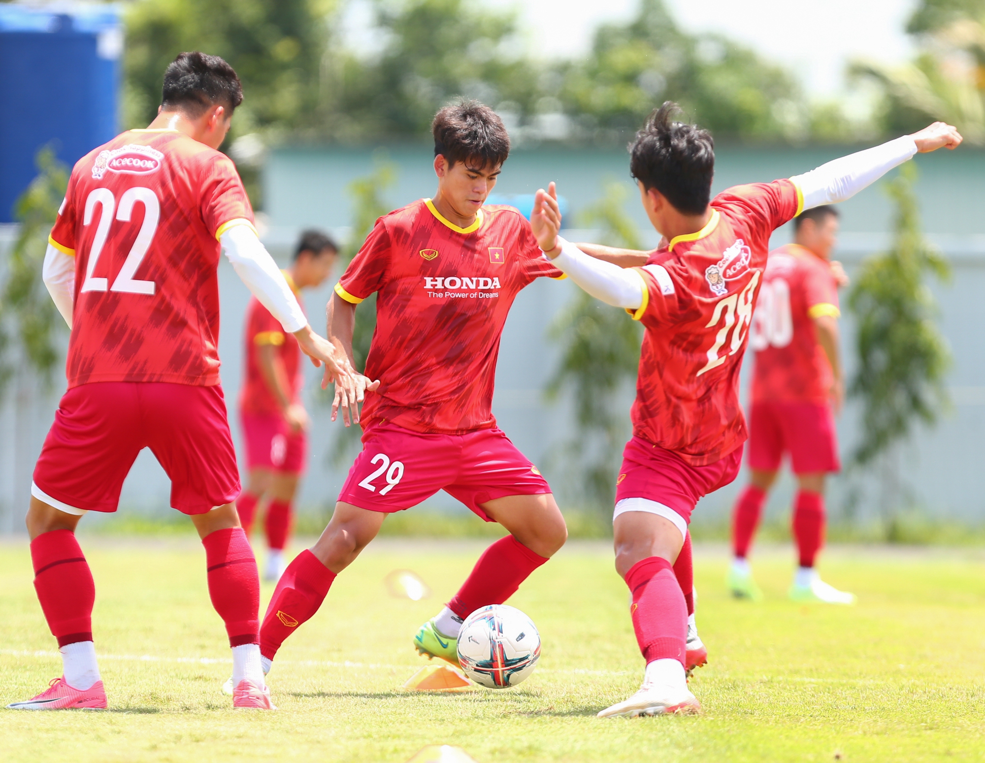 Đội tuyển Việt Nam có buổi tập trễ, HLV Park Hang-seo vắng mặt - Ảnh 8.