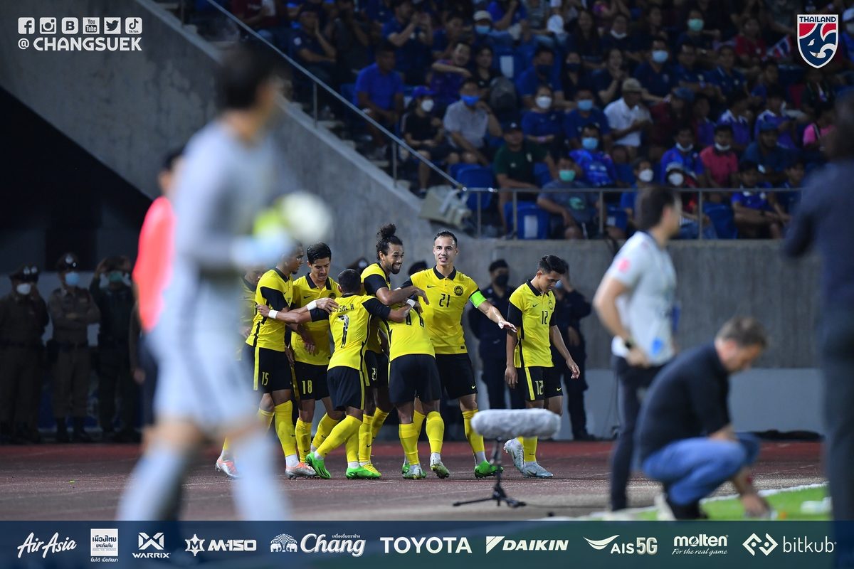 HLV Thái Lan cúi đầu xin lỗi, HLV Malaysia hết lời tâng bốc học trò sau trận đấu nghẹt thở - Ảnh 3.