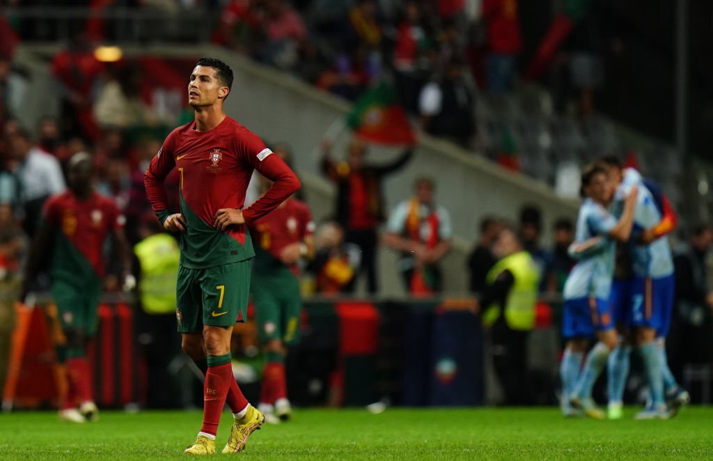 Ronaldo lại ném băng đội trưởng Bồ Đào Nha - Ảnh 1.