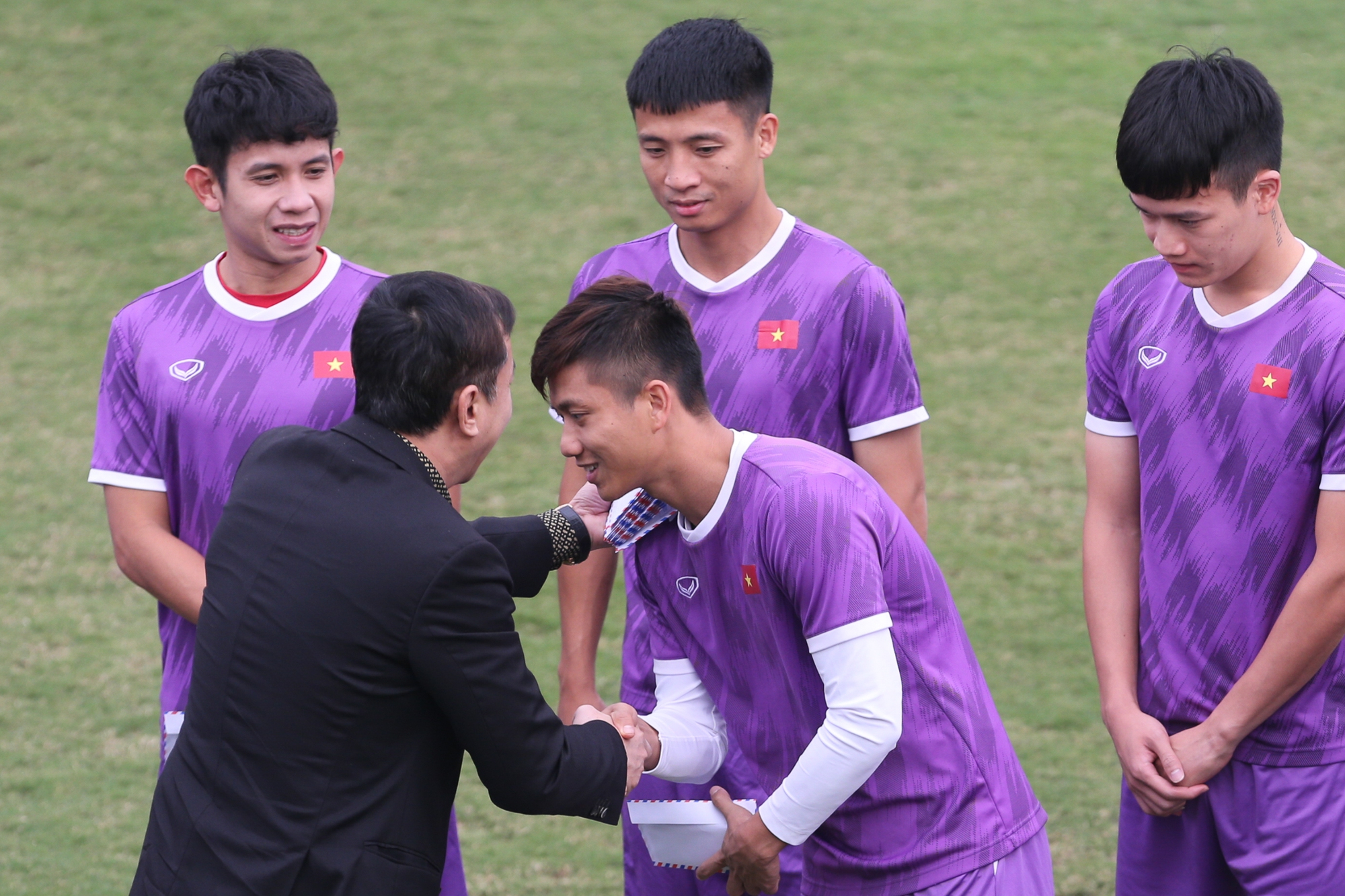 Quế Ngọc Hải tập riêng cùng bác sĩ Choi, nguy cơ vắng mặt trận đấu với Myanmar - Ảnh 7.