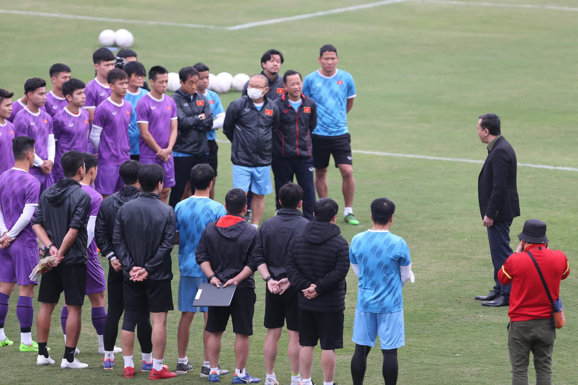 Quế Ngọc Hải tập riêng cùng bác sĩ Choi, nguy cơ vắng mặt trận đấu với Myanmar - Ảnh 5.