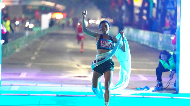 Nguyễn Thị Oanh, Nguyễn Quốc Luật lên ngôi tại giải bán Marathon Quốc tế Việt Nam 2023 - Ảnh 1.