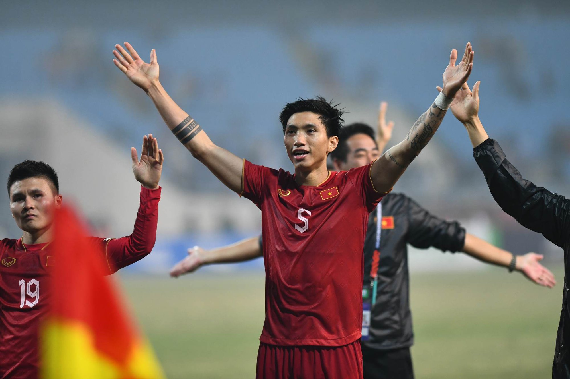 Văn Hậu hành động đẹp với cầu thủ Indonesia, tươi cười bắt tay HLV Shin Tae-yong - Ảnh 1.