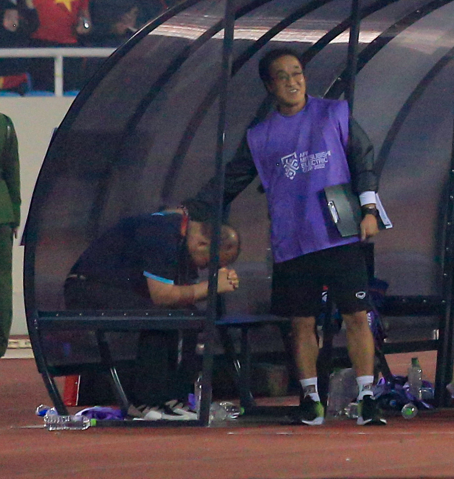 HLV Park Hang-seo không dám ngẩng mặt xem những phút cuối trận Việt Nam thắng Indonesia - Ảnh 1.