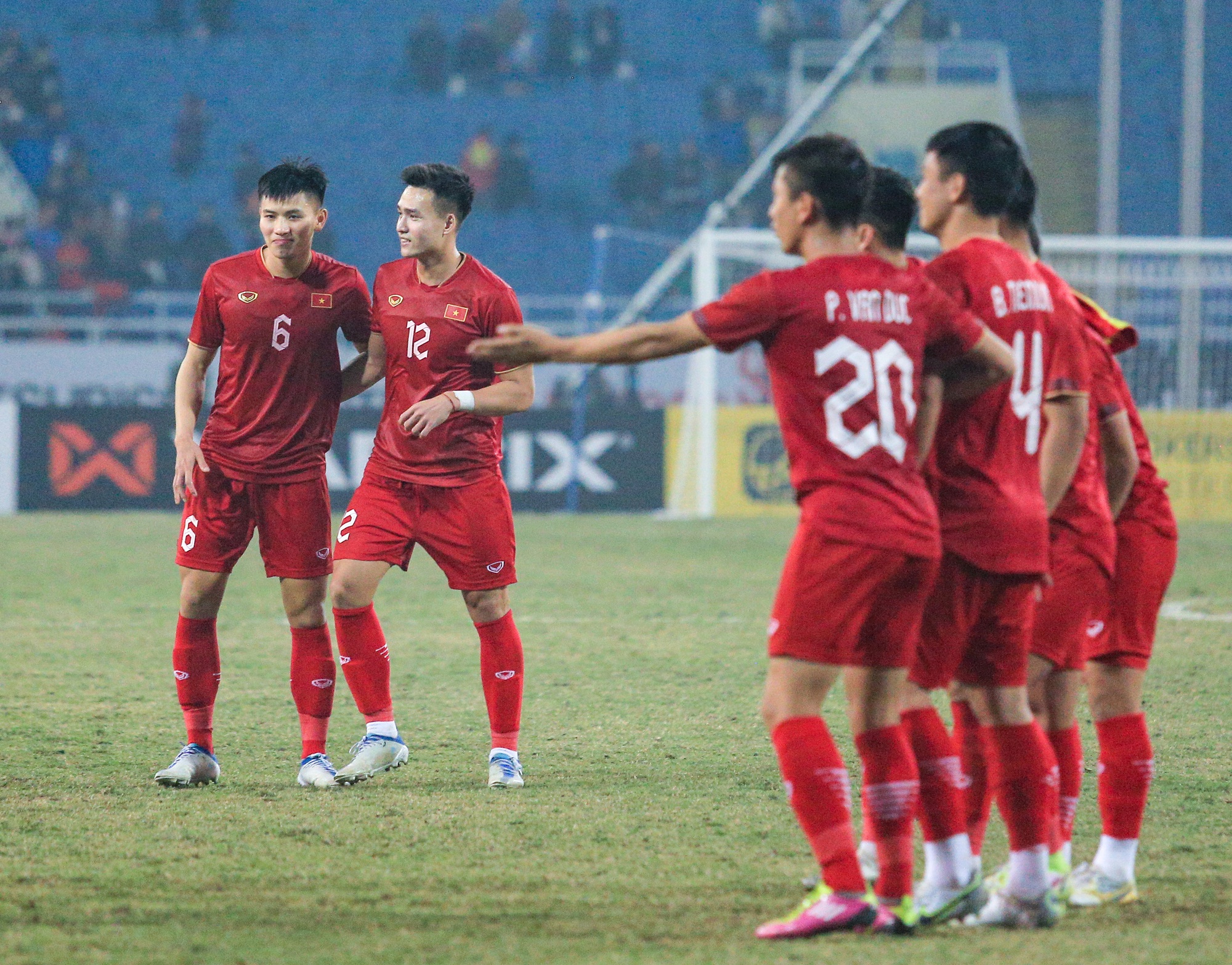 HLV Park Hang-seo không dám ngẩng mặt xem những phút cuối trận Việt Nam thắng Indonesia - Ảnh 4.