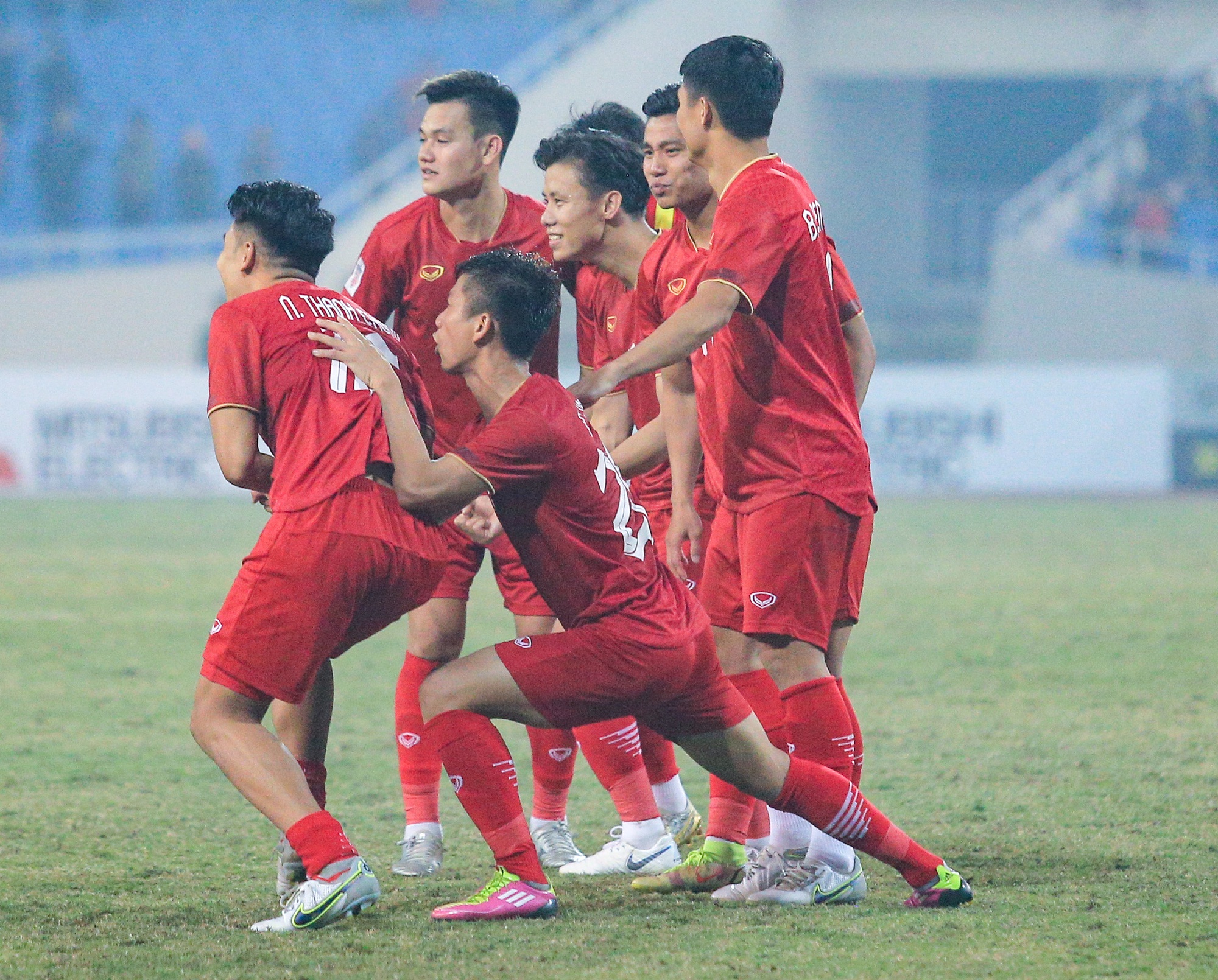 HLV Park Hang-seo không dám ngẩng mặt xem những phút cuối trận Việt Nam thắng Indonesia - Ảnh 6.