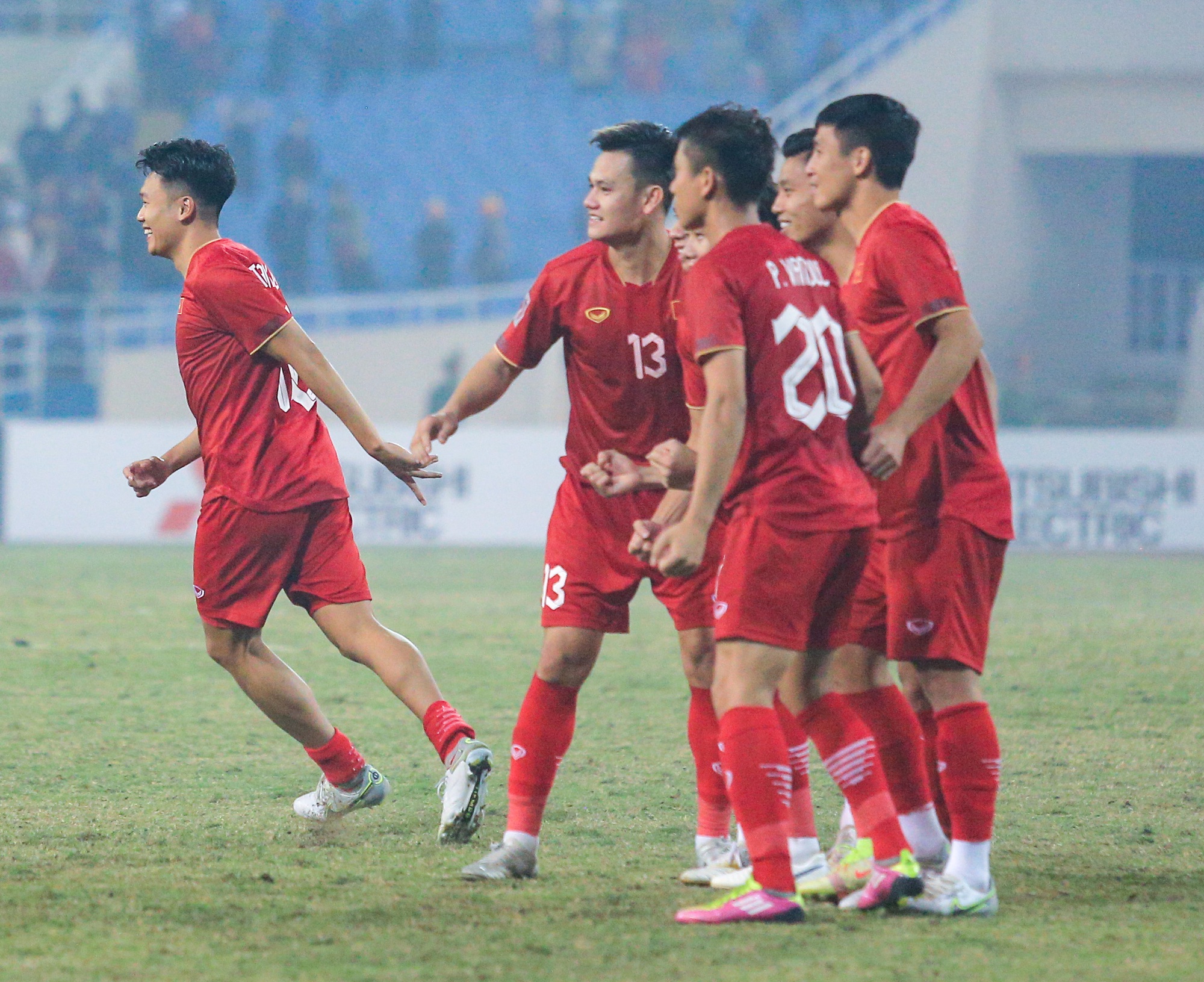 HLV Park Hang-seo không dám ngẩng mặt xem những phút cuối trận Việt Nam thắng Indonesia - Ảnh 7.