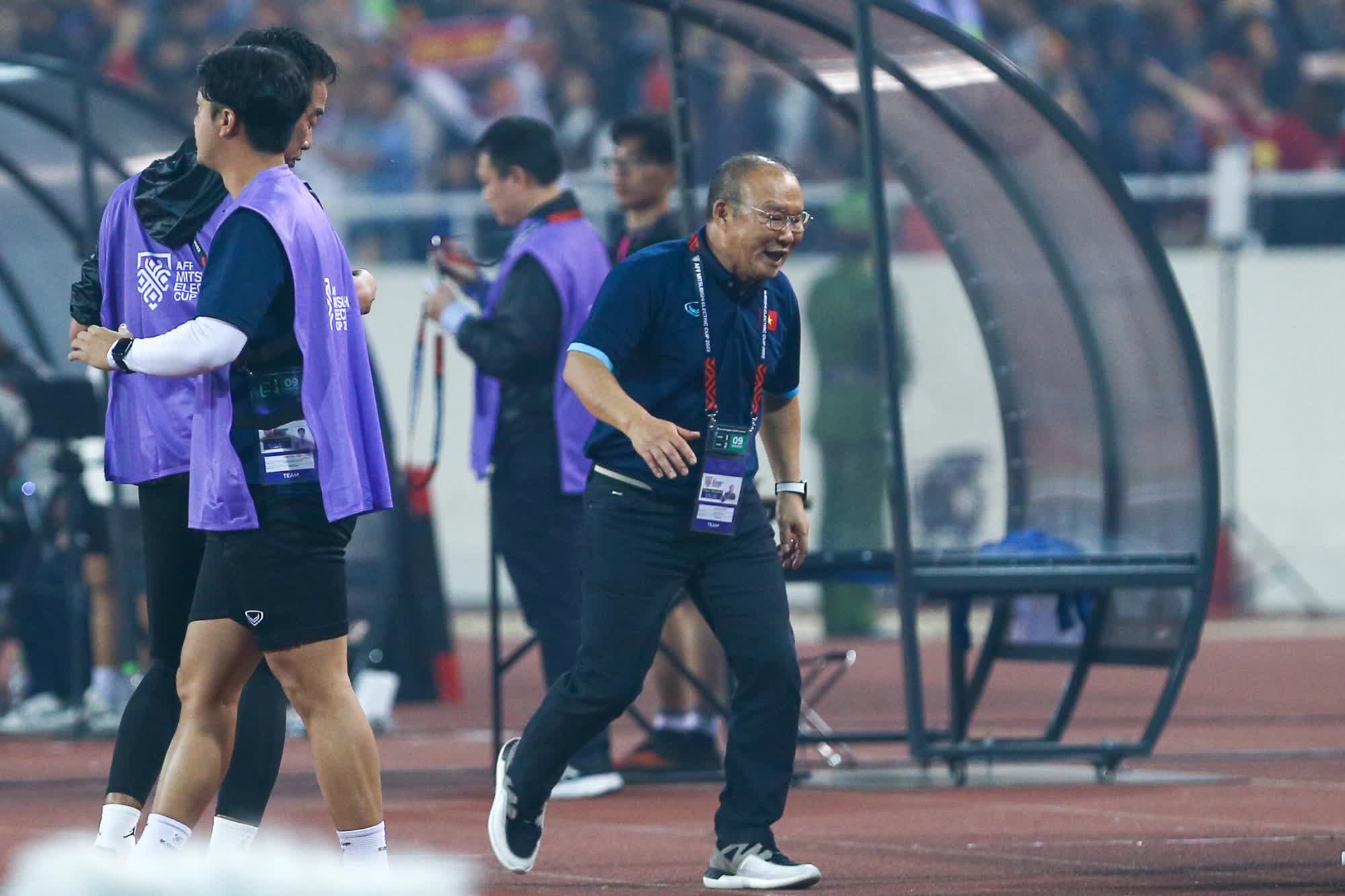 HLV Park Hang-seo vỡ oà cảm xúc với bàn thắng thứ 2 của Tiến Linh trước Indonesia - Ảnh 4.