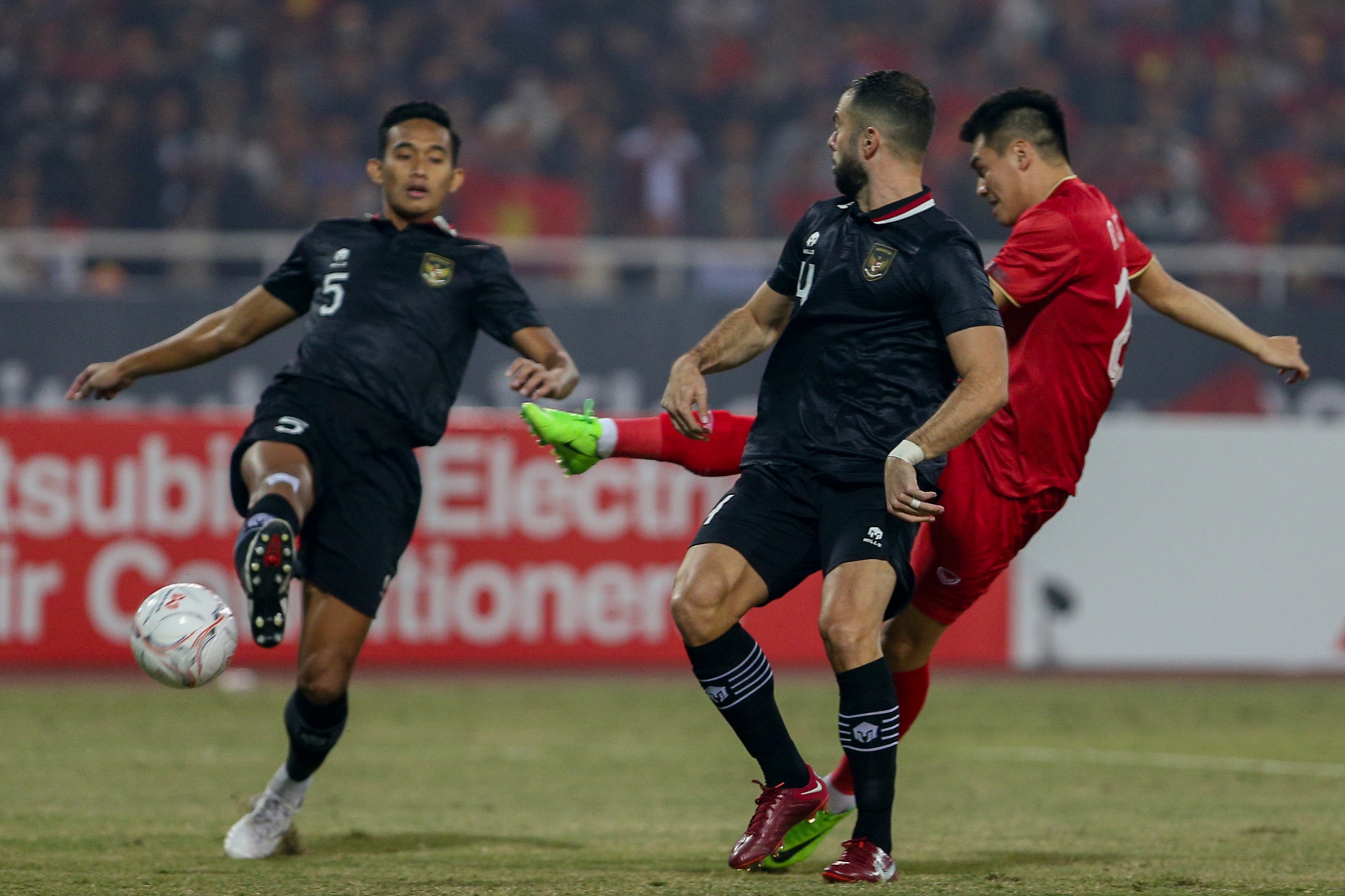 Các ngôi sao Indonesia bế tắc, liên tục chơi xấu tuyển Việt Nam - Ảnh 3.